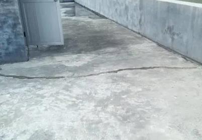 西乡塘楼顶漏水维修公司分享下如何解决卫生间隐蔽部位漏水的问题?